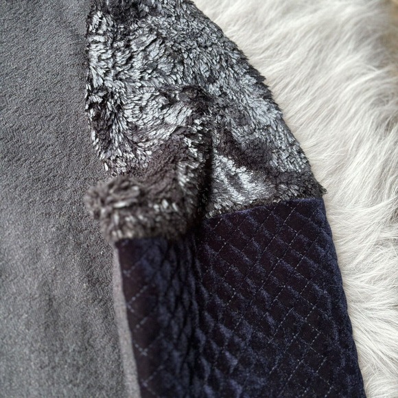 Basic House Sweater Sz M Long Sleeve Pullover Crushed Velvet Faux Fur Blue Grey - Picture 4 of 13